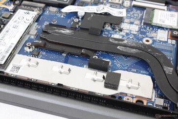 Notera aluminiumplattan som skyddar de lödda RAM-modulerna och de tomma GPU- och VRAM-facken under värmerören för de valfria GeForce MX450 SKU:erna