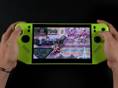 MSI Claw A8 handhållen spelkonsol i grönt, som spelar Teenage Mutant Ninja Turtles: Shredder&#039;s Revenge, med prestandamätningar på skärmen som visar låg TDP och batteriförbrukning. (Bildkälla: ETA Prime på YouTube)