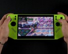 MSI Claw A8 handhållen spelkonsol i grönt, som spelar Teenage Mutant Ninja Turtles: Shredder's Revenge, med prestandamätningar på skärmen som visar låg TDP och batteriförbrukning. (Bildkälla: ETA Prime på YouTube)