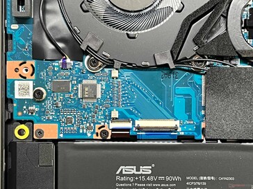 Sekundär SSD-plats (PCIe 4.0 x2)