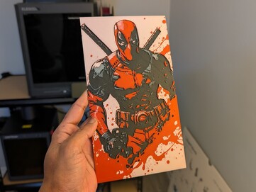 Hueforge Deadpool med svart, vit, grå och röd PLA.