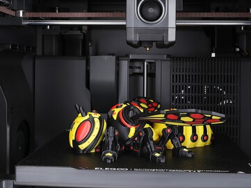 3D-utskrift i flera färger av en geting inuti Centauri Carbon 2 Combo. (Bildkälla: Elegoo)