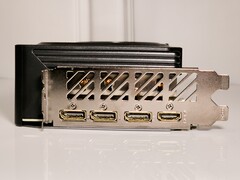 3x DisplayPort 1.4-utgång, 1x HDMI 2.1a-utgång