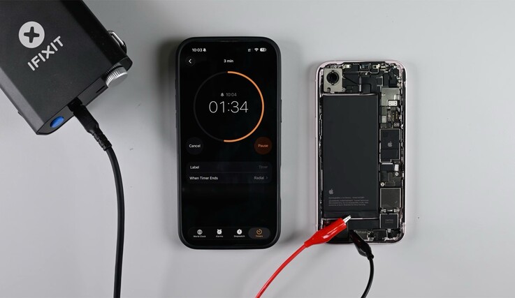 Batteriet i iPhone 17e kan tas bort genom att applicera en låg spänning för att frigöra limmet.