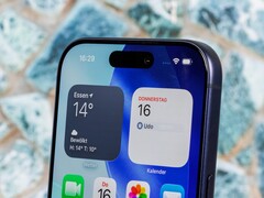 Efterföljaren till den avbildade iPhone 17 Pro kan få en mindre håltagning (Bildkälla: Notebookcheck)