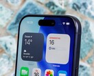 Efterföljaren till den avbildade iPhone 17 Pro kan få en mindre håltagning (Bildkälla: Notebookcheck)