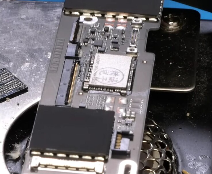 MacBook Neo logikkort med 1 TB NAND-chip installerat