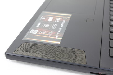 Stora galler på handledsstöden för de uppåtriktade högtalarna