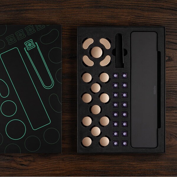 8BitDo Upgrade Kit för Arcade Controller levereras med extra tangentknappar och ett handledsstöd.