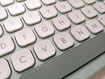 Nyckelgropar, bokstäver och textur i närbild. (Bildkälla: Notebookcheck)