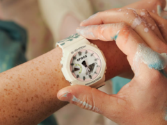 Casio G-Shock GA2100CROCS25-7 (bilden) har en anpassad Crocs-logotyp på urtavlan. (Bildkälla: Casio)