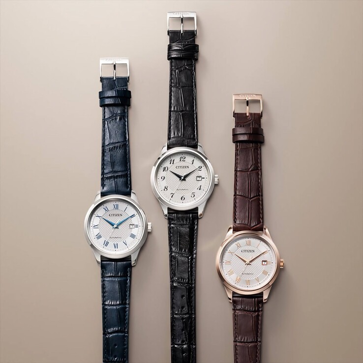 Tre automatiska Citizen-klockor placerade vertikalt, med blå, svarta och bruna läderarmband samt silver- eller roséguldfärgade boetter.