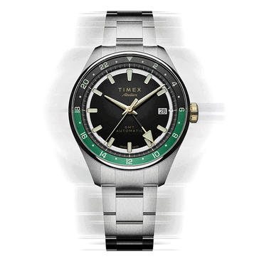 Timex Atelier GMT Première M1a med svart urtavla, grön GMT-ring och armband i rostfritt stål.