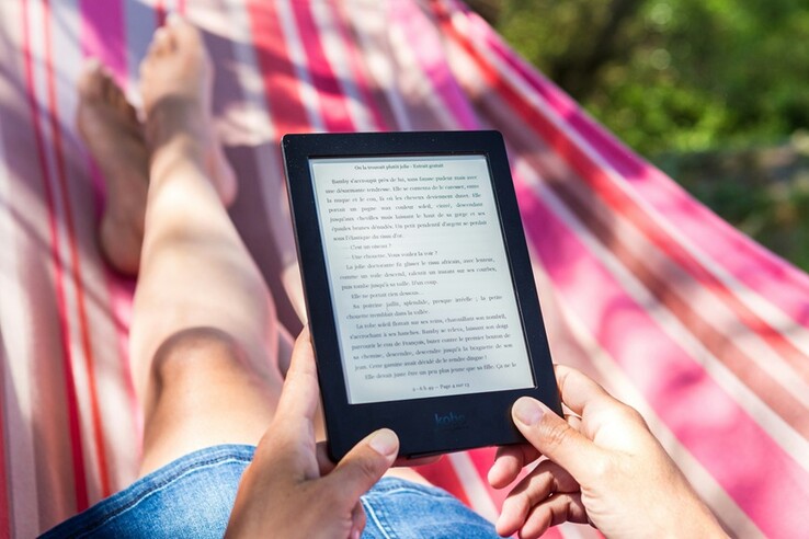 Koppla av med en Kindle - för inget säger "jag är upptagen med att koppla av" som att försvinna i en bra bok under solen. (Bildkälla: Perfecto Capucine - Unsplash)