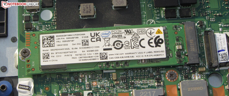 En Intel PCIe 3 SSD fungerar som systemenhet.