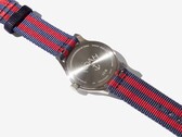 Baksidan av klockan Noah x Timex MK1 Anchor med graverad bakboett i rostfritt stål och armband i marinblått och rött tyg.