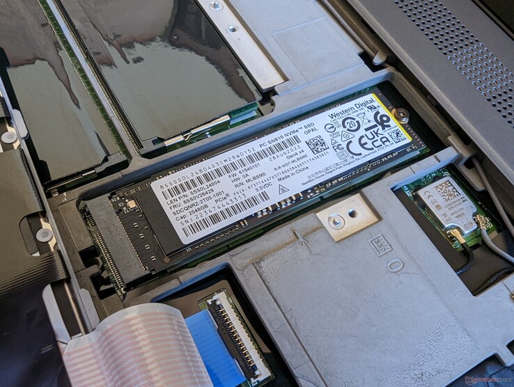 Den primära M.2 SSD-platsen ligger under det avtagbara tangentbordet