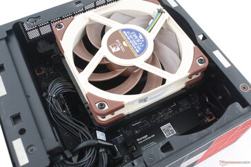 Om du tar bort sidopanelen kommer fläkten och den primära M.2 SSD-platsen fram