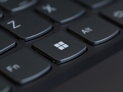 Närbild på ett svart bärbart tangentbord med Windows-tangenten i fokus