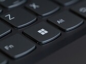 Närbild på ett svart bärbart tangentbord med Windows-tangenten i fokus