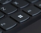 Närbild på ett svart bärbart tangentbord med Windows-tangenten i fokus