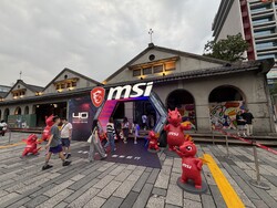Lucky hälsar besökarna välkomna vid ingången till Lager 5 i Songshan Cultural and Creative Park i Taipei