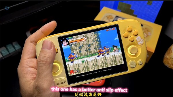 Ayaneo Pocket Air Mini B.Duck Edition har en gradientgul design med matchande knappar och tumspakar.