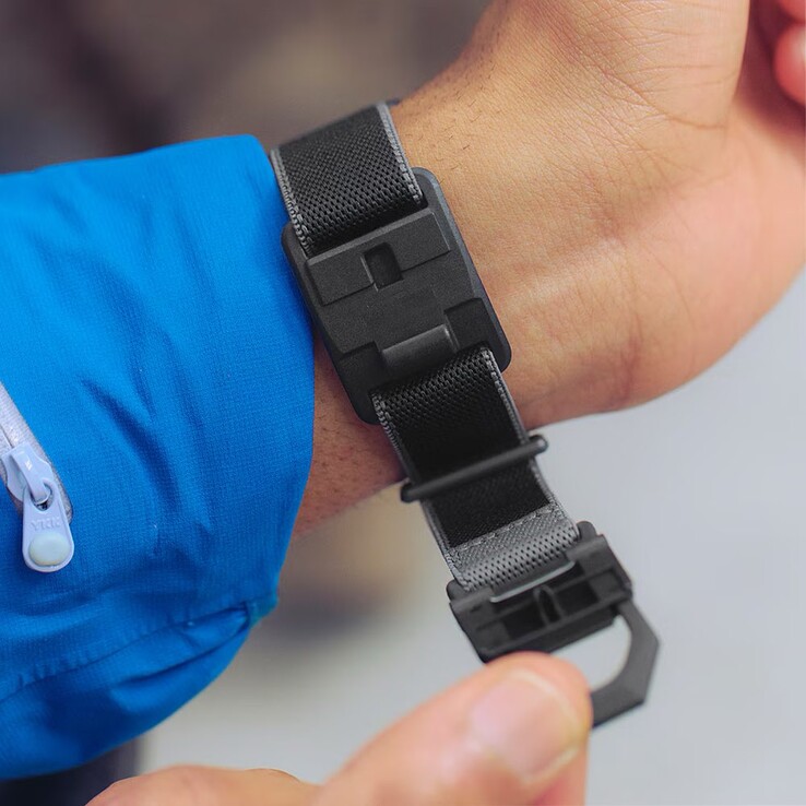 Du kan öppna och stänga det magnetiska spännet smidigt med en hand.