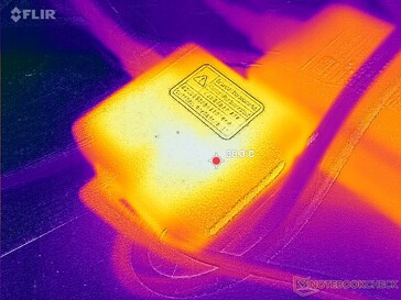 AC-adaptern når över 38 C vid krävande belastningar