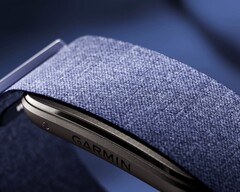 Garmin CIRQA har ett tygarmband som finns i sju färger.