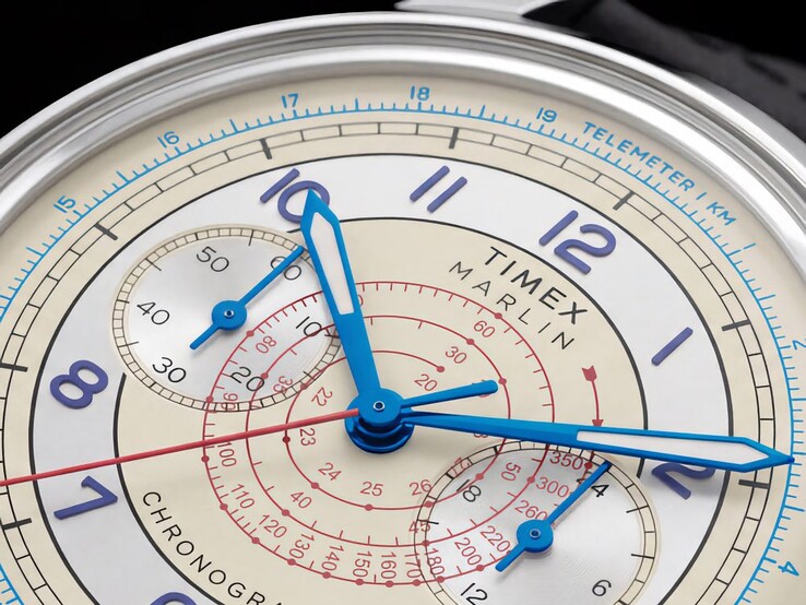 Närbild av Timex Marlin Neo Classic Chronograph som visar dess skiktade telemetri- och takymeterskalor samt självlysande visare.