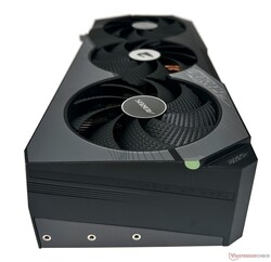 Hajfen-inspirerad fläktdesign på Aorus GeForce RTX 4070 Ti Master