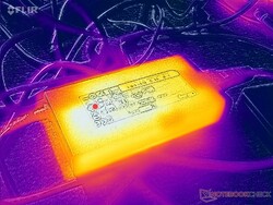 AC-adaptern når över 35 C vid krävande belastningar