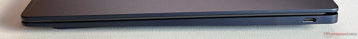 Höger: USB-C 3.2 Gen. 2 (10 Gbps, DisplayPort 1.4, strömförsörjning 3.0)