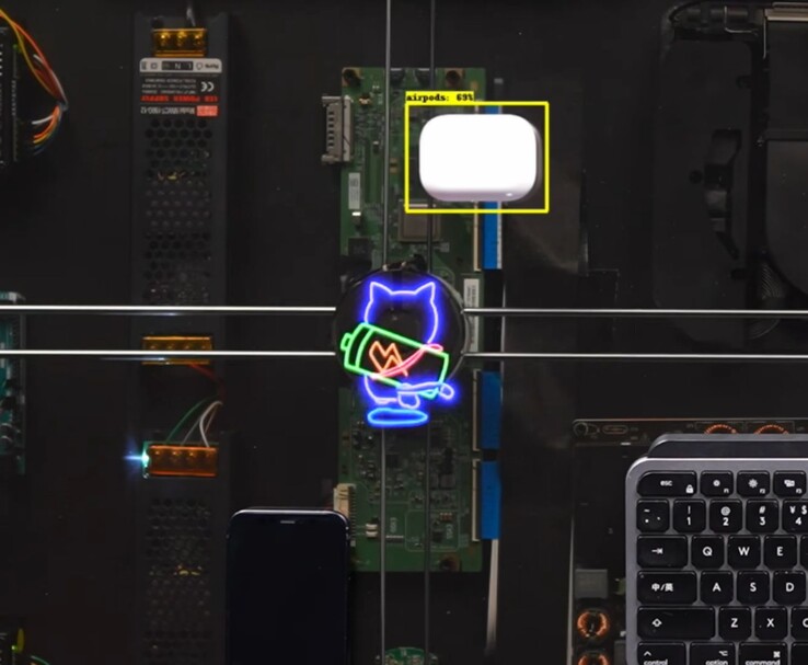HTX Studios AirPower-skrivbordsladdare laddar AirPods medan den animerade katten följer laddningsspolen.