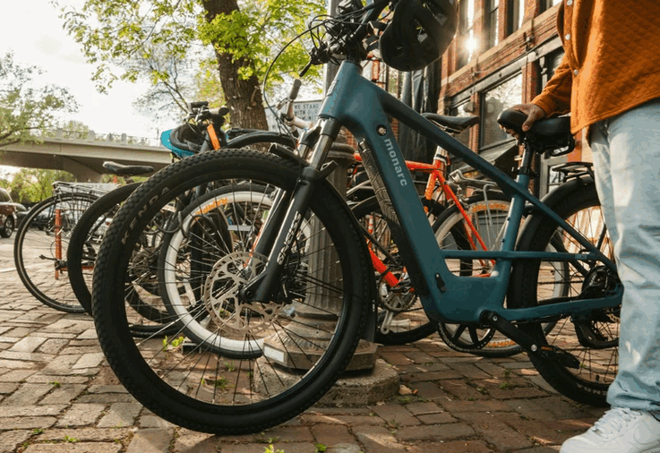Elcykeln Monarc Tracer finns med ram med hög instegshöjd