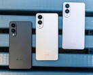 Tre Samsung Galaxy Edge-smartphones i svart, silver och vit finish placerade sida vid sida på en blå bänk och visar upp den ultratunna bakre designen och den dubbla kamerainställningenTre Samsung Galaxy Edge-smartphones i svart, silver och vit finish placerade sida vid sida på en blå bänk och visar upp den ultratunna bakre designen och den dubbla kamerainställningen (Bildkälla: Notebookcheck)