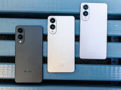 Tre Samsung Galaxy Edge-smartphones i svart, silver och vit finish placerade sida vid sida på en blå bänk och visar upp den ultratunna bakre designen och den dubbla kamerainställningenTre Samsung Galaxy Edge-smartphones i svart, silver och vit finish placerade sida vid sida på en blå bänk och visar upp den ultratunna bakre designen och den dubbla kamerainställningen (Bildkälla: Notebookcheck)