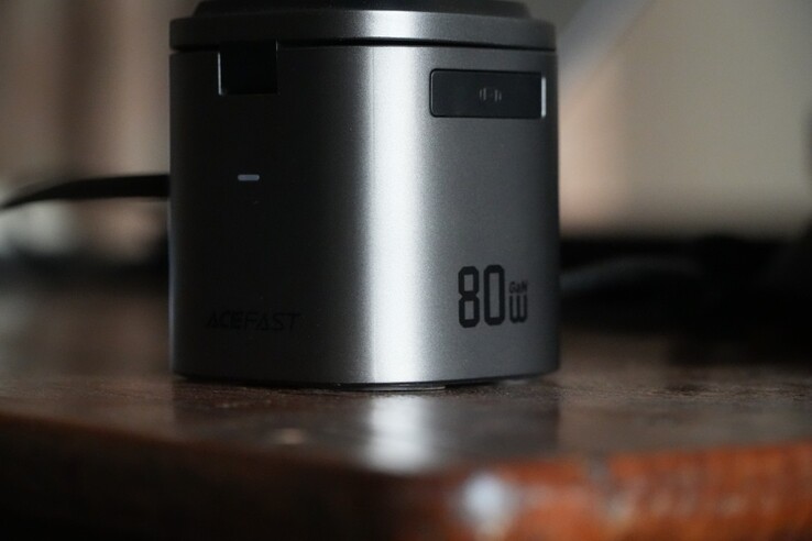 AceFast 6-in-1 80 W laddningsstation har en kompakt formfaktor