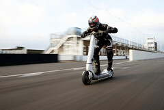 Bo The Turbo har en 24.000 W dubbelmotor och erbjuder en topphastighet på 100 mph (160 km/h) (Bildkälla: Bo)