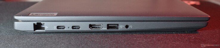 vänster: RJ45, USB4, USB C 3.2 Gen 2, HDMI, USB A 3.2 Gen 1, 3,5 mm ljud