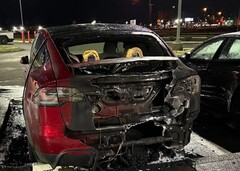 Skadade fordon på en Salem Tesla-återförsäljare. Misstänkt mordbrand arresterad (Bildkälla: Salem Police Department)
