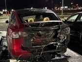 Skadade fordon på en Salem Tesla-återförsäljare. Misstänkt mordbrand arresterad (Bildkälla: Salem Police Department)