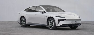 Sidovy av Dongfengs eπ 007 sedan med fyra navmotorer (Bildkälla: MIIT)