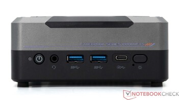 Framsida: Strömknapp, 3,5 mm ljuduttag, 2x USB 3.2 Gen 2, USB4, RGB-kontroll