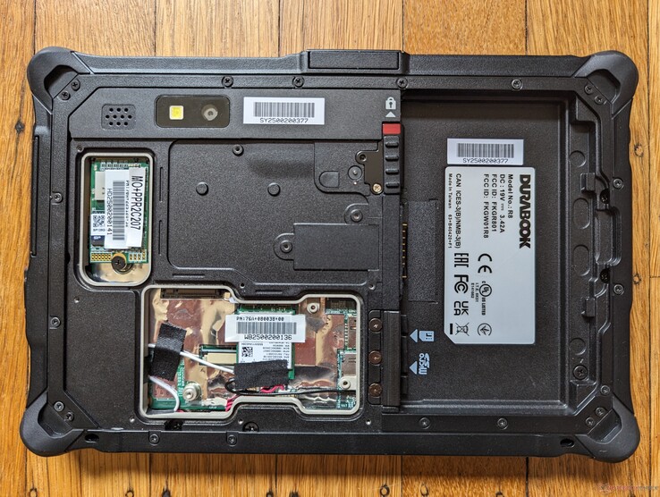 M.2 2242 SSD, WAN-kortplats och WLAN-modul är alla lättåtkomliga via en avtagbar platta på baksidan