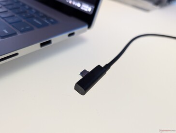 Närbild av magnetisk USB-C-kabel. Observera den något tjockare kontakten som är inkompatibel med de flesta andra USB-C-portar