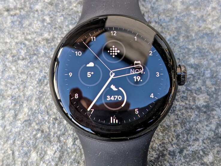 Google Pixel Watch har ett hölje av rostfritt stål.