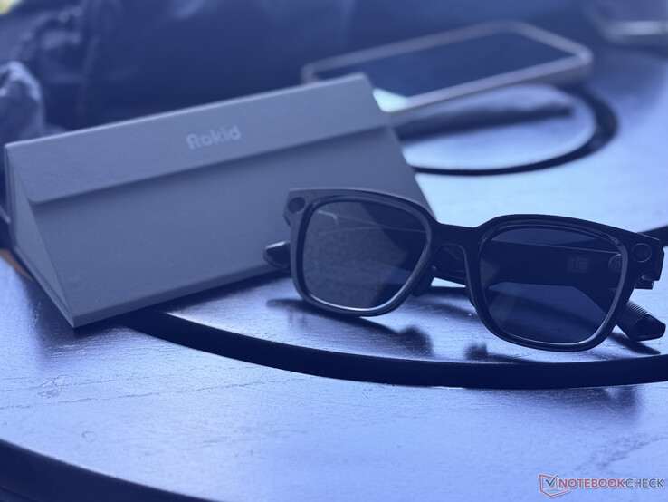 Rokid AI Glasses Style bredvid sitt hopfällbara etui