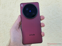 Vivo X300 Ultra förväntas överträffa alla tre av sin föregångares bakåtvända kameror, X200 Ultra på bilden. (Bildkälla: Notebookcheck)